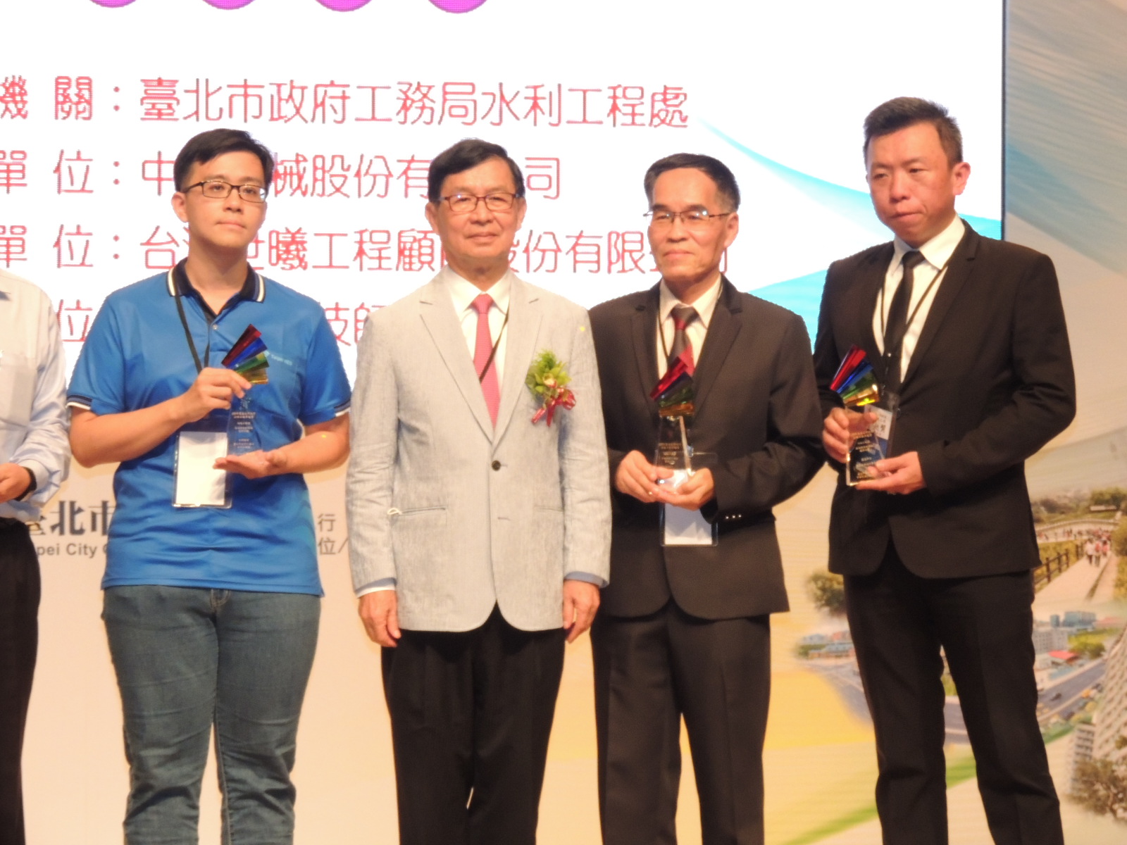 Congratulations to the team of the Yucheng Pumping Station Pump Renewal Project for winning the Distinguished Public Construction Award. Director Tseng-Tai Li of the Administration Division received t