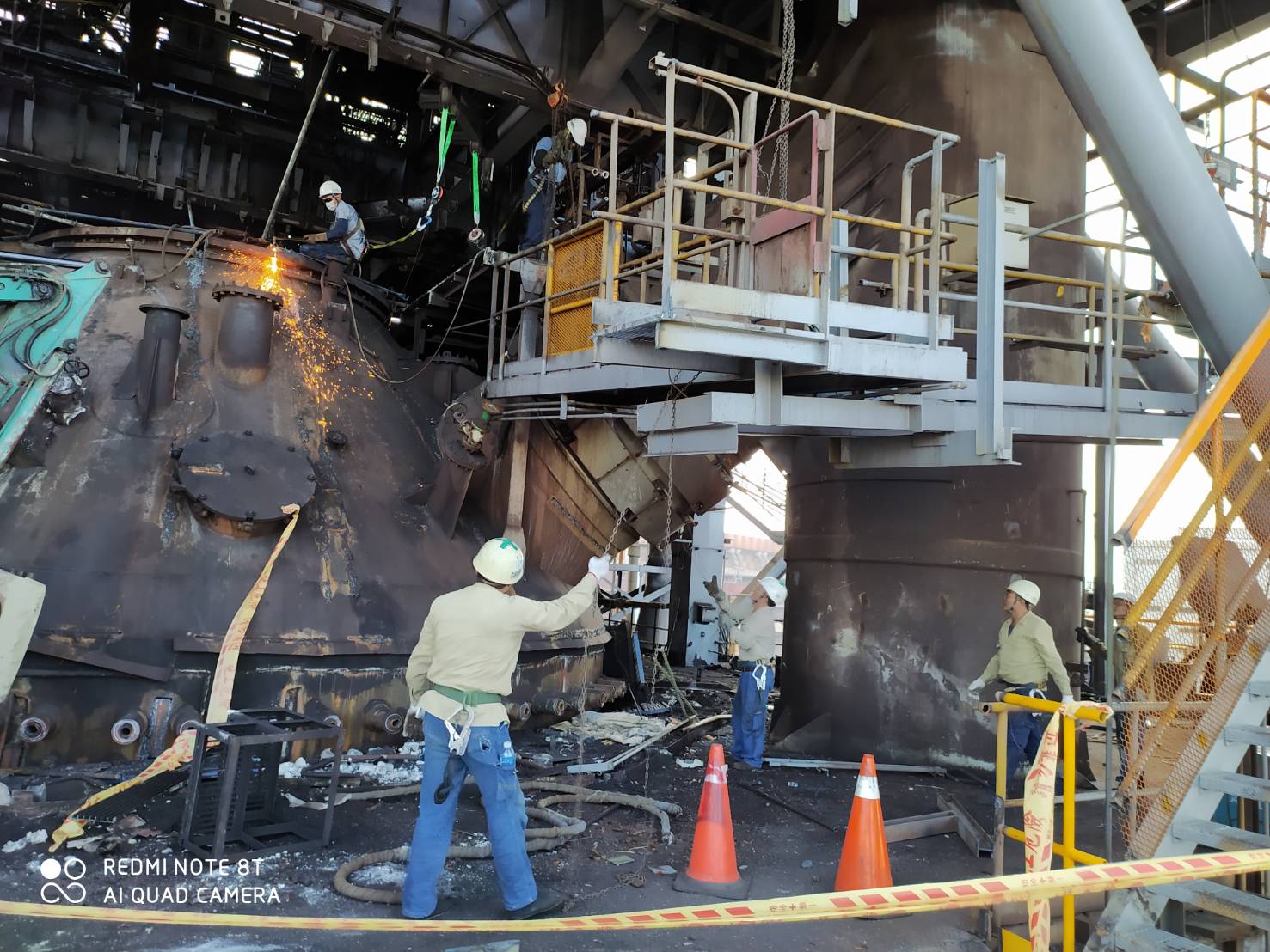 炉シェルの除去作業