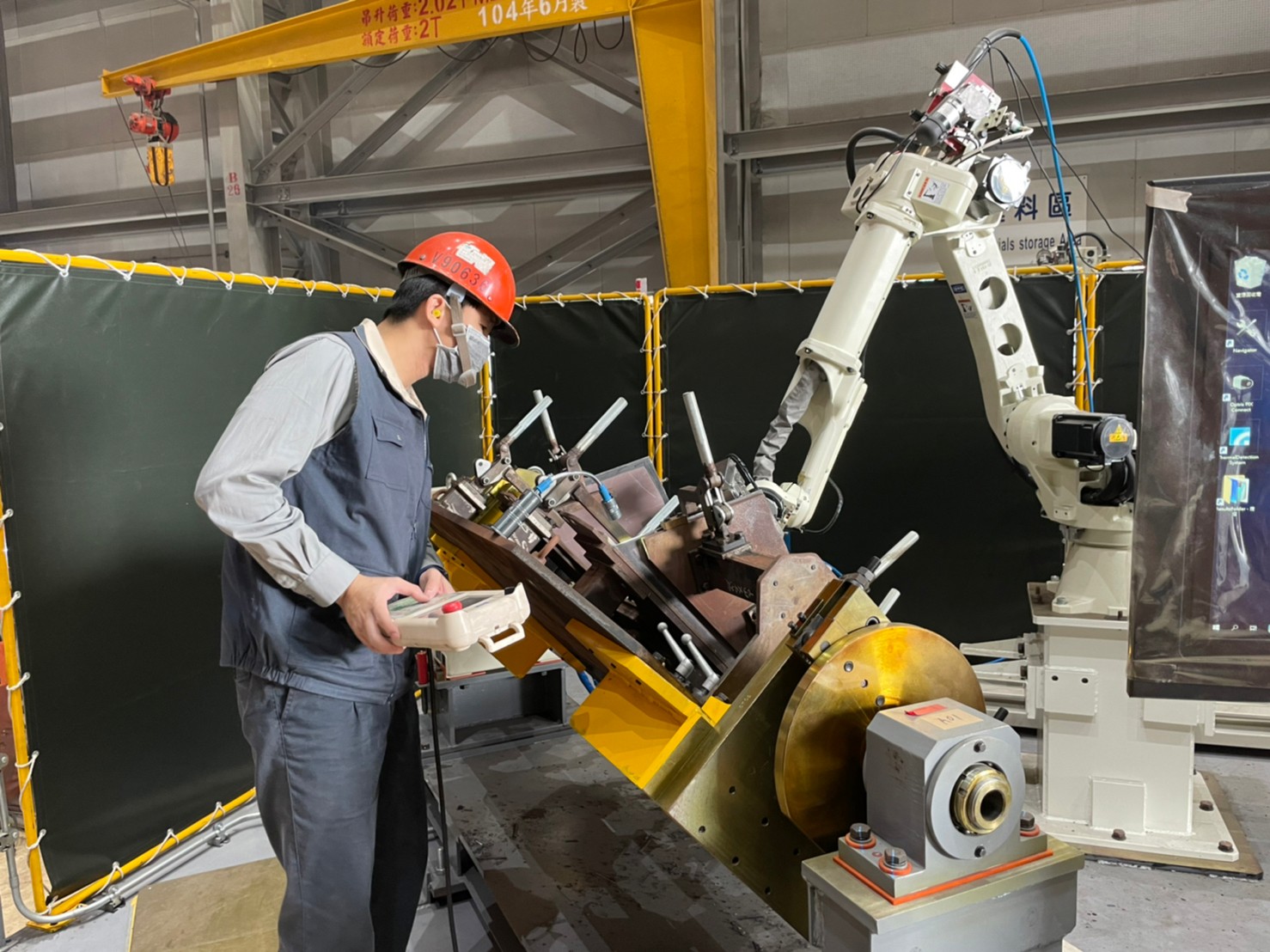 CSMC has built the first mechanical arm auto welding workstation successfully and put it into production in January 2022❢