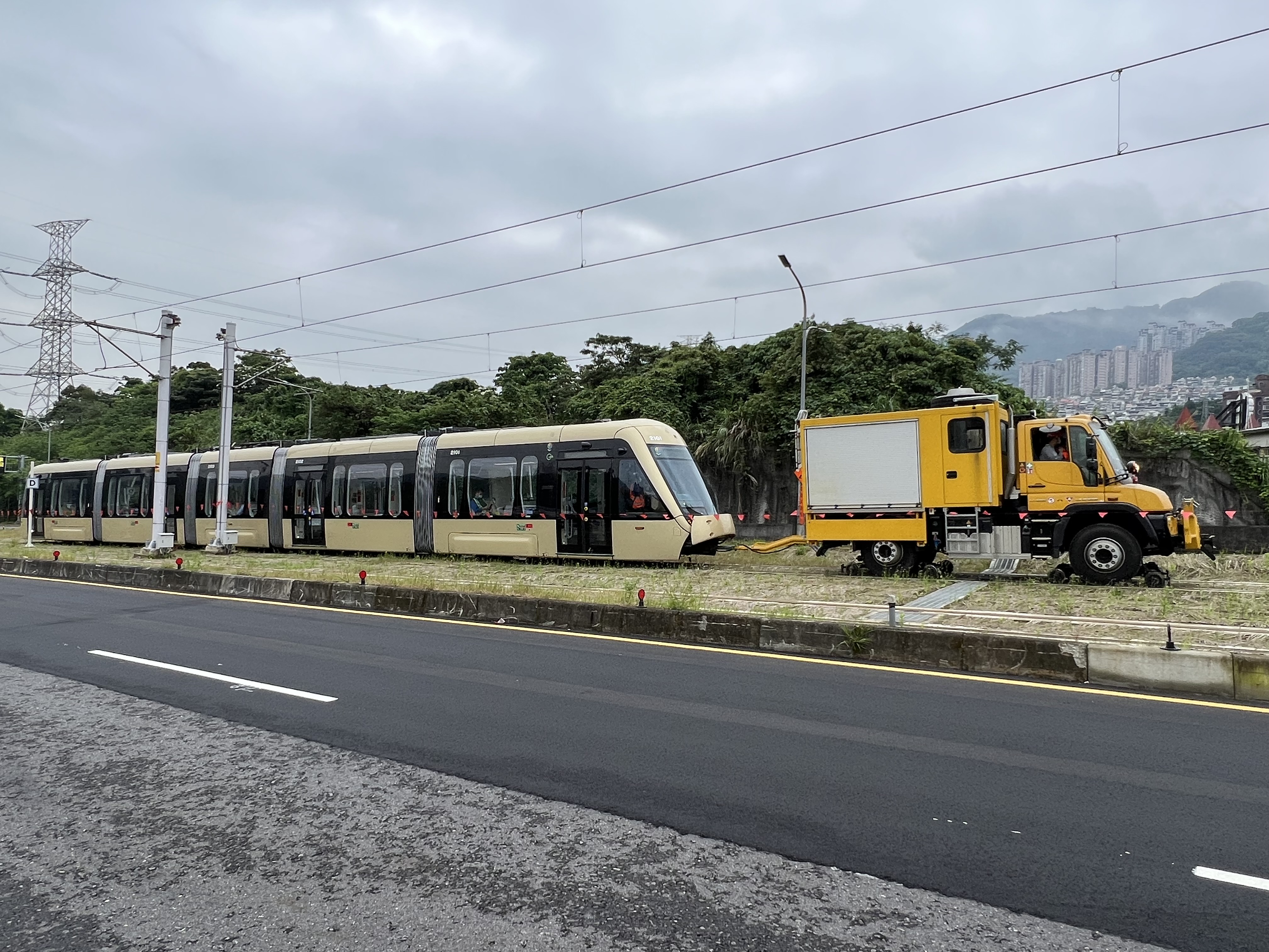 線路・道路両用救援脱線復旧ツール車