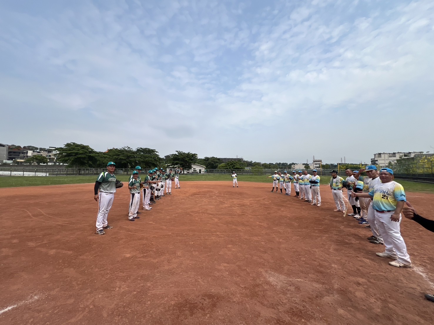 中機壘球隊熱血出擊~5/19 中鋼勞動盃壘球比賽勇奪亞軍!!